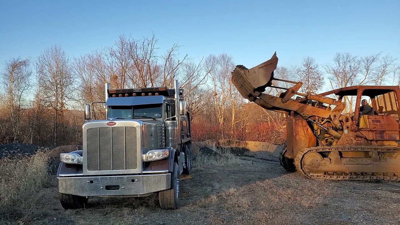 Cat 983. 2016 389 Peterbilt. loading stone