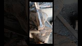 "Blacksmith's Forging Tecnique - Master Splits Red-Hot Metal with Axe & Hammer!"