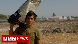 Families rely on landfill site for food in Argentina slums - BBC News