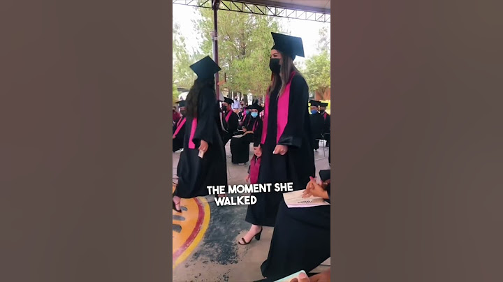 She walked the stage with her baby boy at her college graduation 👏