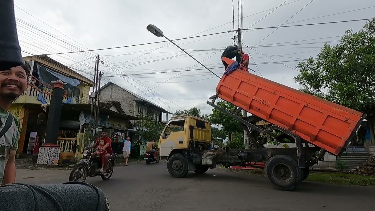 MENGGANTI LAMPU DAN CCTV JALAN DENGAN DAUMP TRUCK