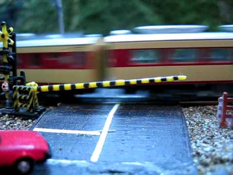 踏切待ちで　くろしお通過　ラッキー！（Nゲージ鉄道模型）
