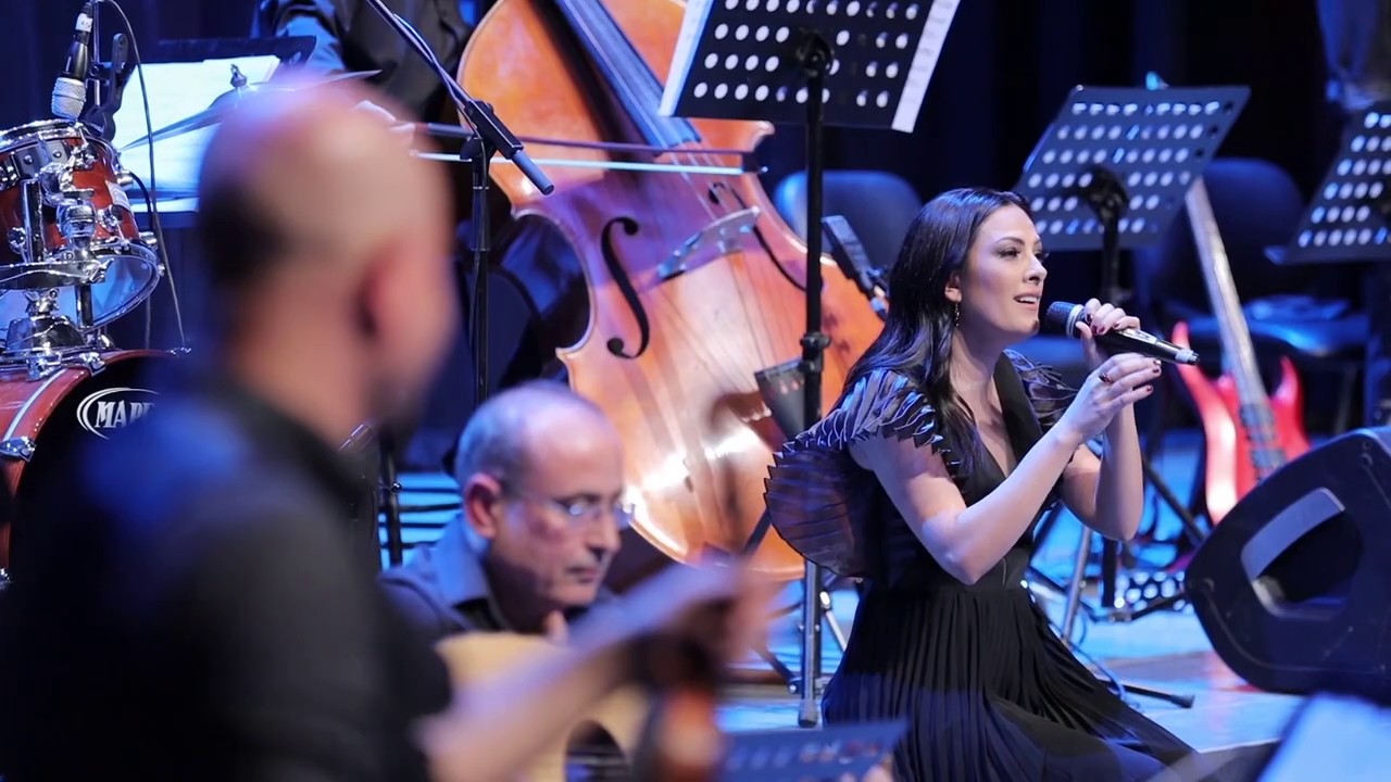 ميس حرب تغني 