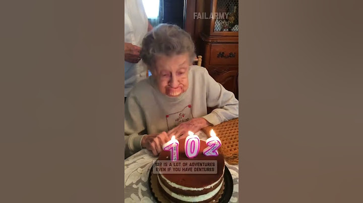 está feliz celebrando su cumpleaños