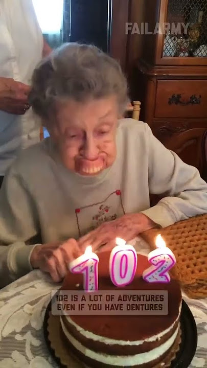 está feliz celebrando su cumpleaños