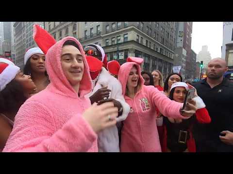 Thumbnail for SantaCon 2019 - Thousands of Santa Clauses flood the streets of New York City
