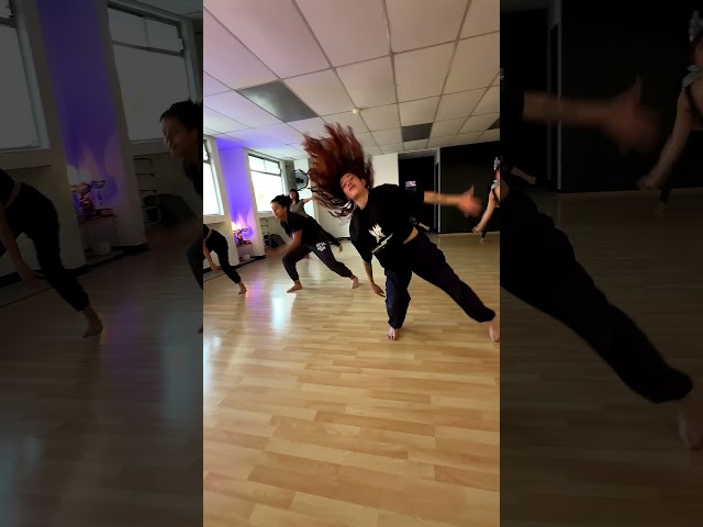 En nuestras clases, cada movimiento cuenta una historia, cada gesto es una expresión y cada paso te lleva a un viaje de 