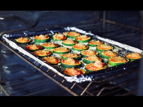 Low Carb Pizza wird meistens mit einem Blumenkohl-, Hackfleisch- oder Thunfischboden zubereitet. Pas. 