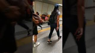 Sokak Sanatçıları Che Guevara Akustik müzik Osmanbey metro Resimi