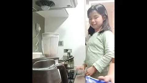shes making her own smoothir