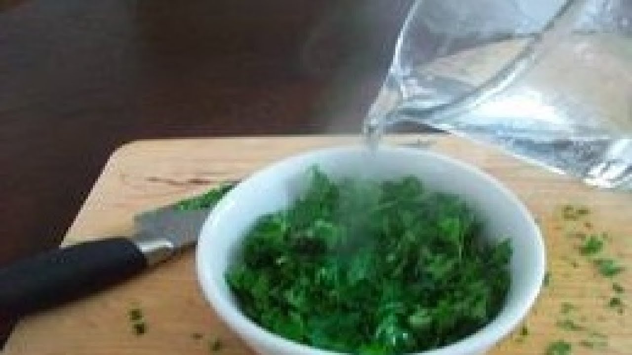 Умывание с петрушкой: уход за лицом
