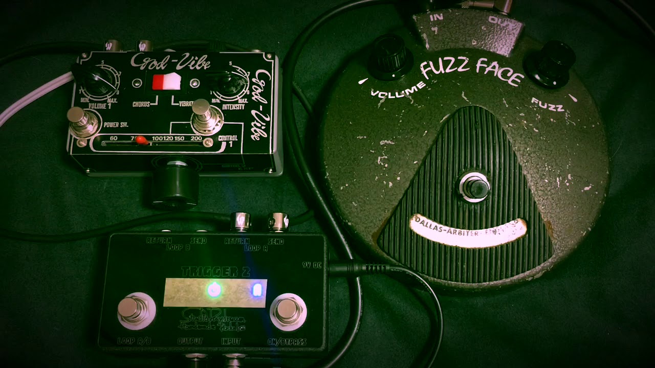 Connect [Dallas-Arbiter Fuzz Face 1968 BC183L] behind [God-Vibe