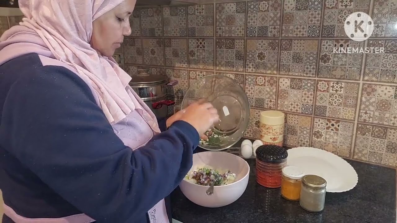 حسب رايكم شكون اللي اولادها ناقصين حنان وتربية المراة اللي تخدم او المراة اللي في الدار؟؟؟