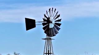 Enkele windpompe in die Karoo.