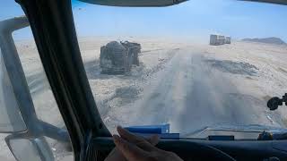 سائقين شاحنات مقطوعين في صحراء بدون ماء وطعام