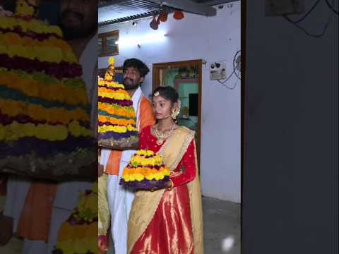 బతుకమ్మ లో బంగారం 😲😲#telanganabathukammapanduga #villagesaddhulaabathukamma #viral #trending #new