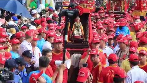Ngàn người chen chân, đội nắng xem rước kiệu Bà Thiên Hậu ở Bình Dương
