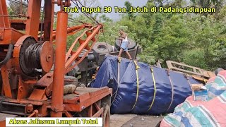 Download Lagu JALINSUM LUMPUH, TRUK PUPUK 30 TON TERPURUK DI PADANGSIDIMPUAN MP3