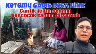 Ketemu Gadis Desa Unik Cantik jelita senang bercocok tanam di sawah