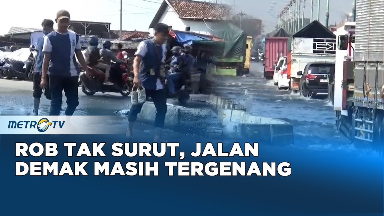Banjir Rob di Demak, Karyawan Memilih Parkir Motor Di Tepi Jalan