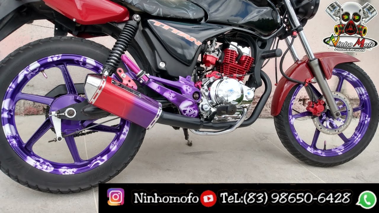 Lado detalhado da moto esportiva vermelha com traço preto para