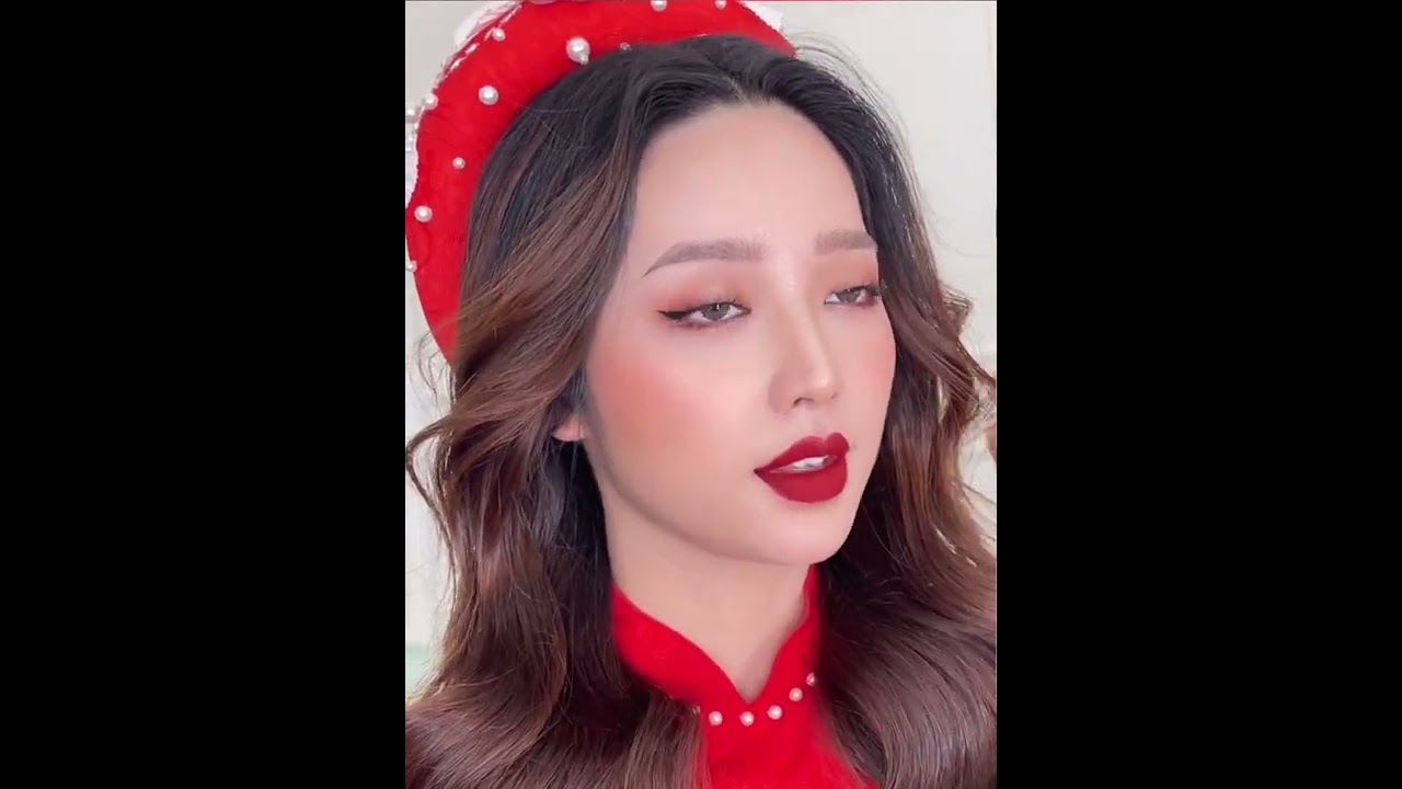 Trang điểm và làm tóc cô dâu mặc áo dài đỏ... - youtube