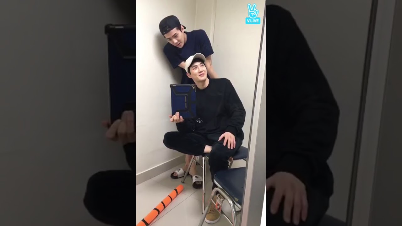 EXO SUHO LIVE WHEN MEMBERS ARE SLEEPING（feat. Chanyeol，Sehun）|金俊勉v live直播ft. 朴灿烈 吴世勋|趁成员睡着开直播|180218