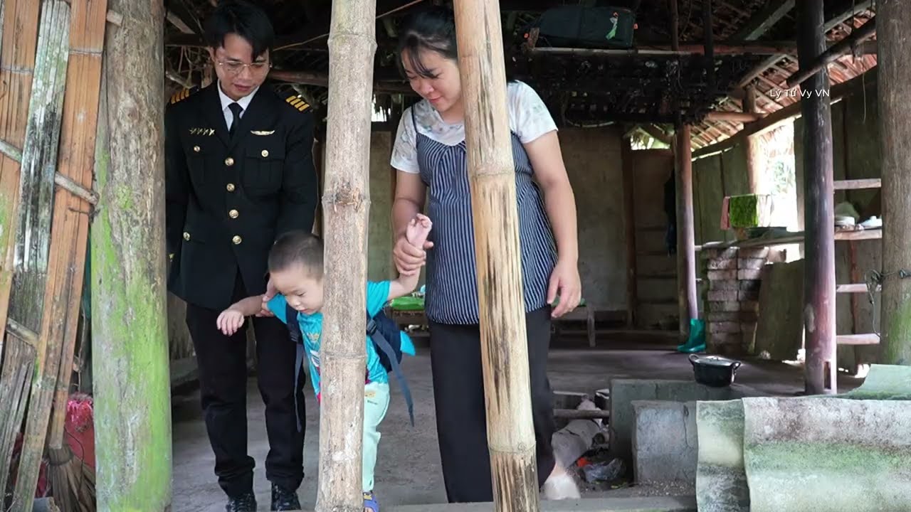 Police help single mother take child to school - harvest rice.