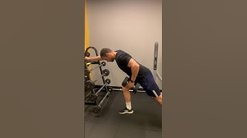 Remada unilateral com halter.