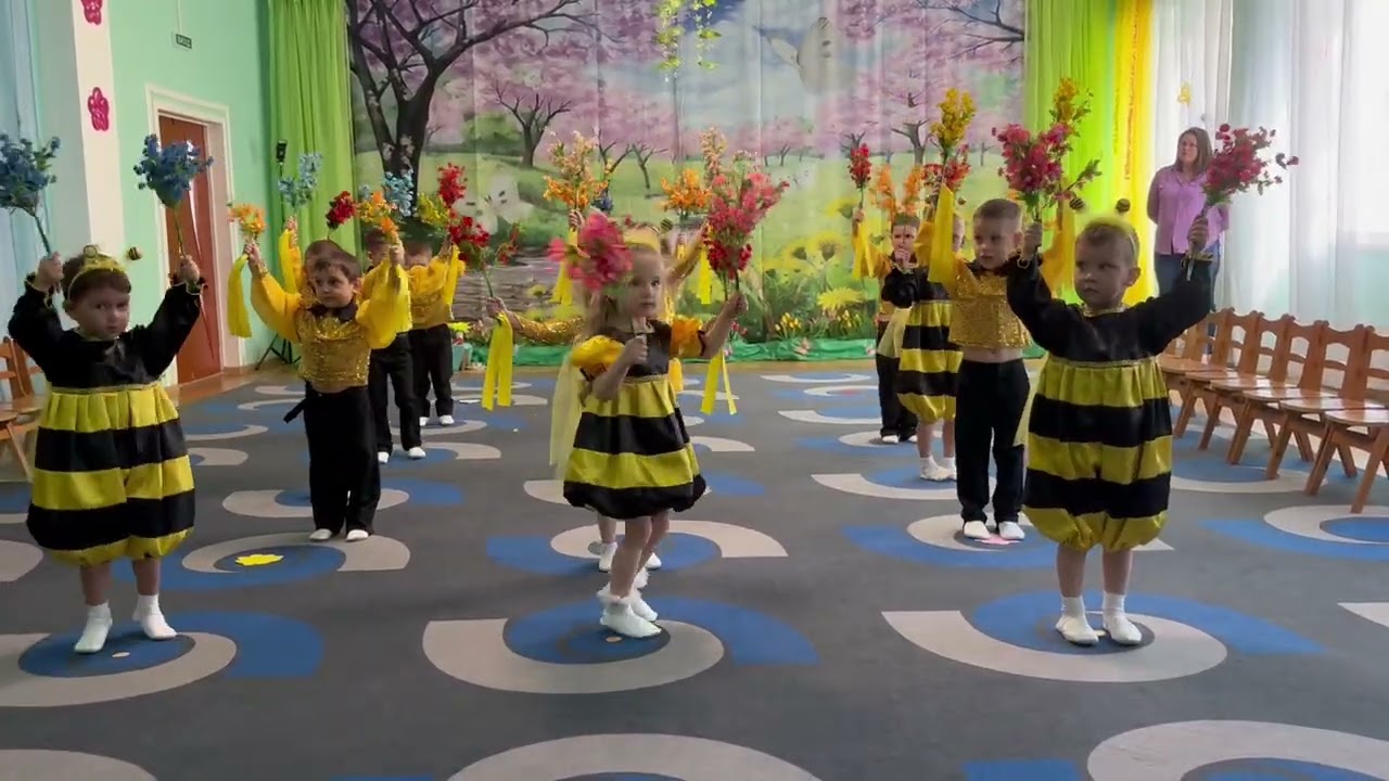 Вхід на весняне свято (молодша група) д/с 306 Одесса