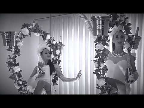 MIRROR IN WHITE CHAMPAGNE SERVING — video preview
