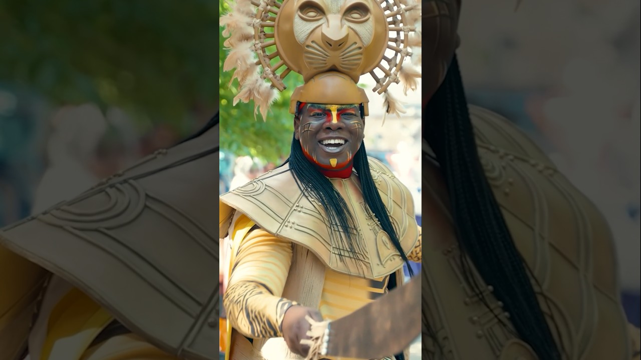 Completely LOST IT over this MUFASA COSPLAY 🦁👑 DISNEY COSPLAY #shorts