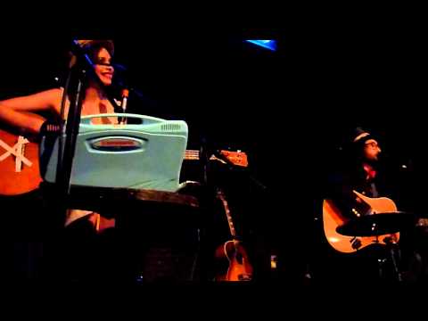 Sean Lennon smalltalk Ricky Gervais @ Golden Globe...