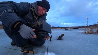 ПРОБУРИЛ ЛУНКУ под КОРЯГОЙ В ЛУЖЕ а ТАМ РЫБЫ? Первый ЛЁД 2022 ТАЕТ на ГЛАЗАХ все в ВОДЕ!