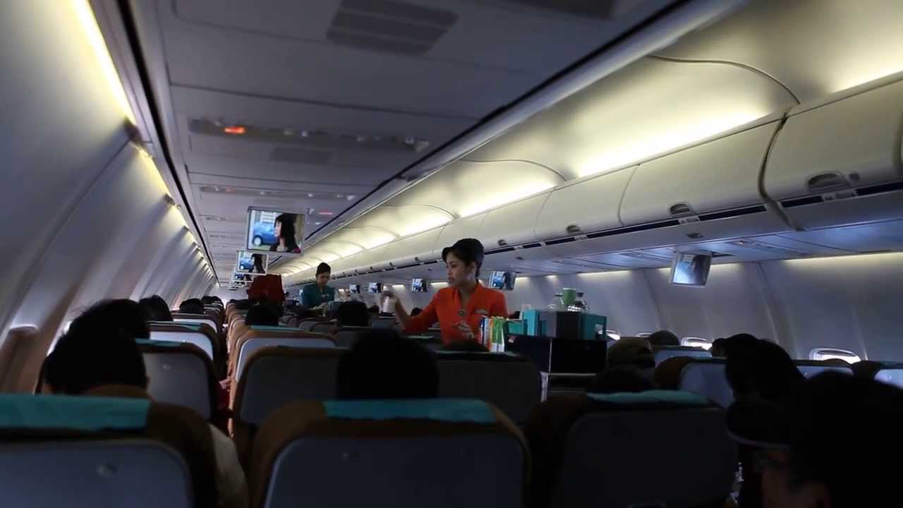 Suasana Kabin Dalam Penerbangan Pesawat  Garuda  Indonesia  