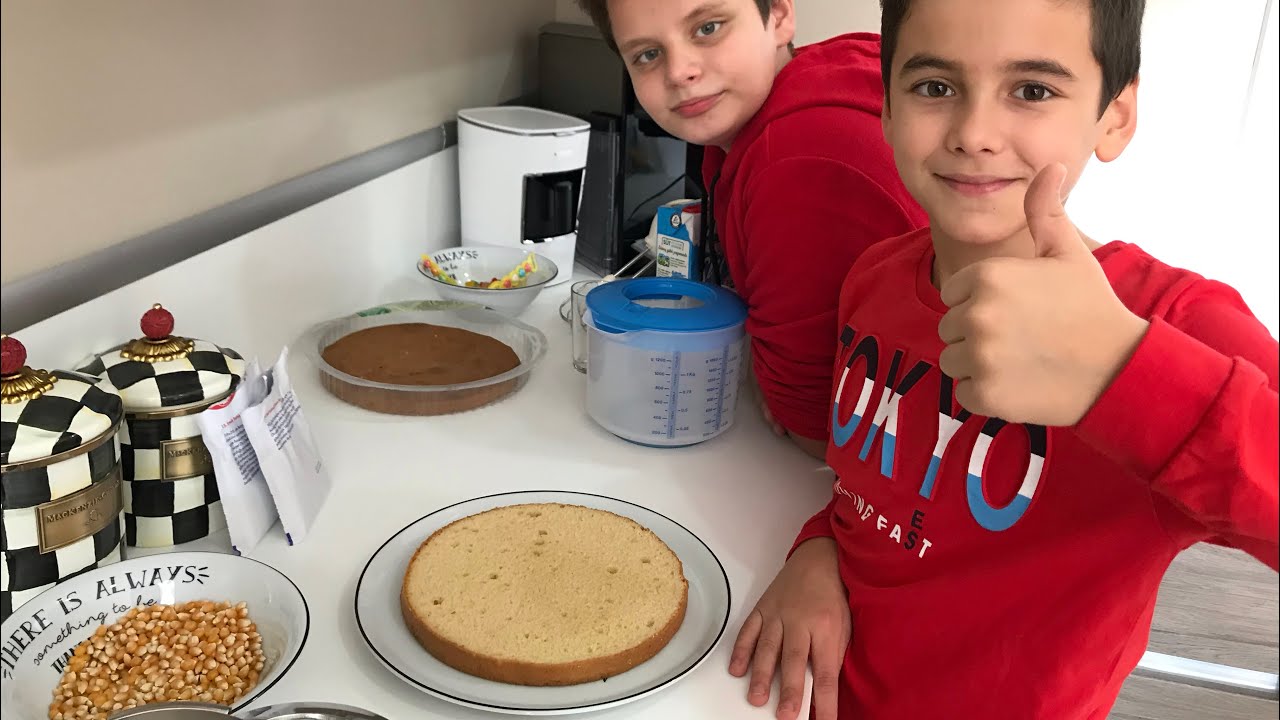 Enes ve Hamza pasta yapıyor,üzerini jelibonla şekerlerle süslüyor,çok