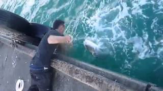 Man Catches A Huge Samson Without Using A Fishing Rod!