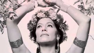 Vignette de la vidéo "Lila Downs - Agua de rosas"