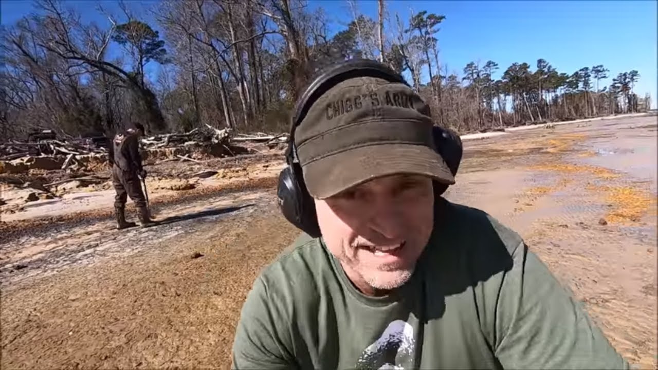 Metal Detecting The Beach For Treasure - YouTube