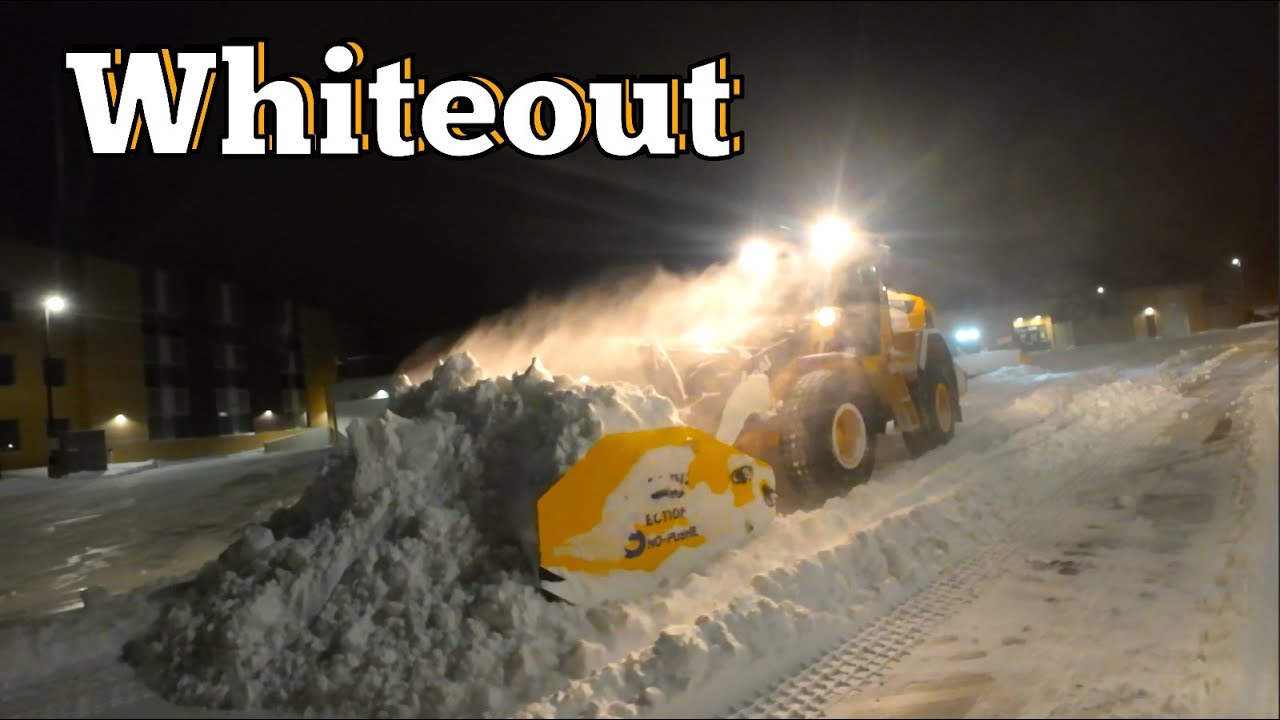 В разгар работ по уборке снега разразилась снежная буря.