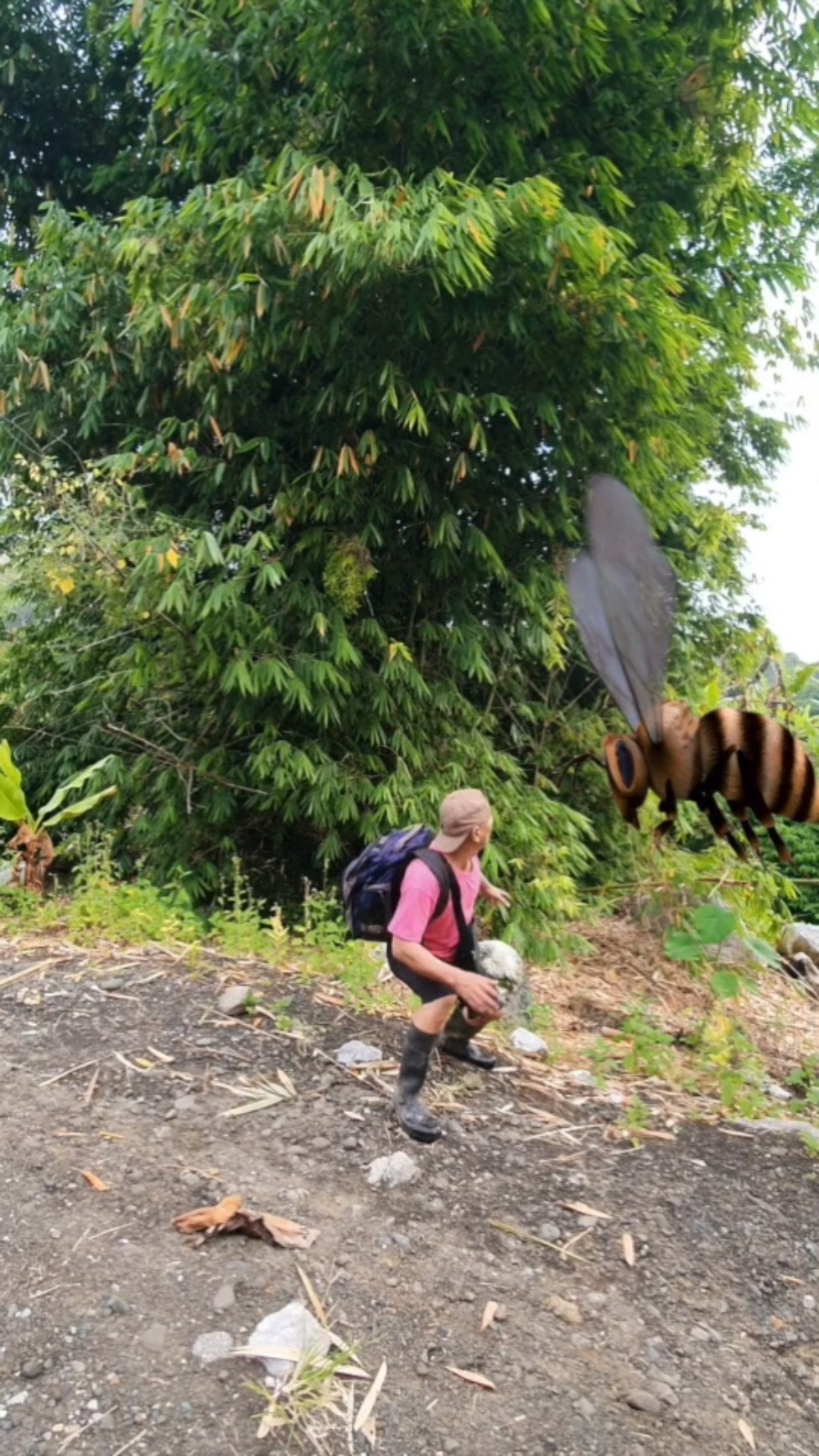 The Giant Bee Attacks Me #magic #entertainment