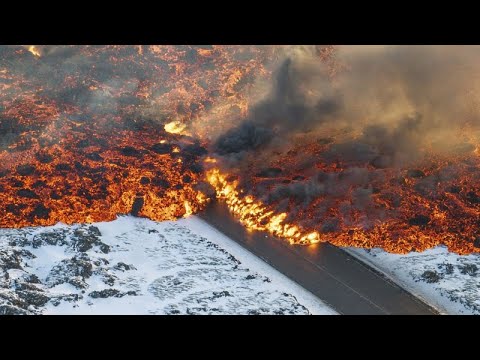 La fuerte erupción de un volcán en Islandia engulle una carretera y destroza conductos de agua