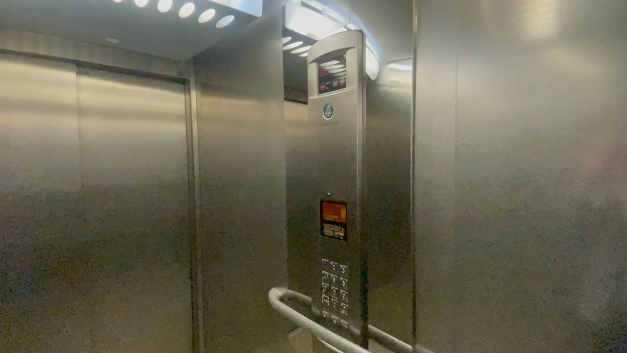 Manifique monte charge thyssenkrupp keypad de Avril 2006 Perpignan France