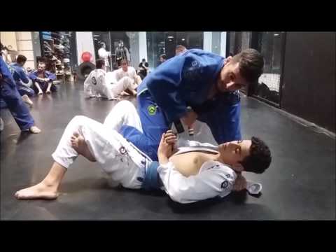 Avance da meia-guarda e finalize pelas costas com Paulo Packer