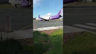 Bonza VH-UIK preparing to take off on the tarmac Albury Airport #flight #planes #takeoff #shorts