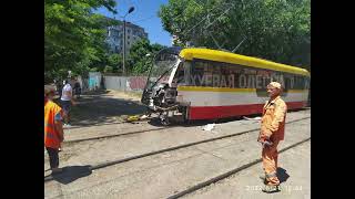 В Одессе на 8 Люстдорфской мусоровоз въехал в трамвай