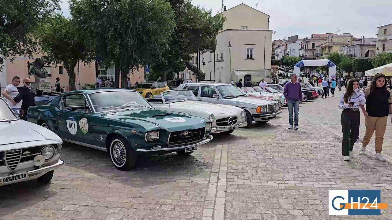 La Targa di Capitanata fa tappa ad Ischitella: una piazza gremita di auto d'epoca