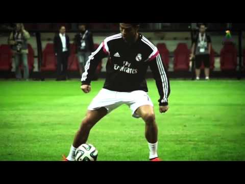 Cristiano Ronaldo vs Lionel Messi  Freestyle Crazy