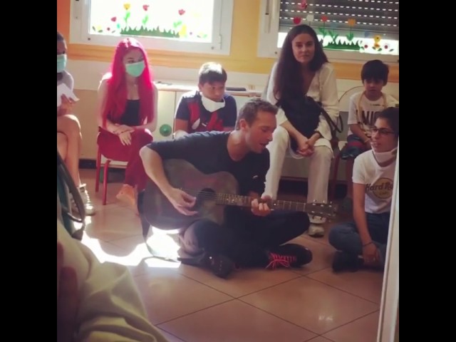 Chris Martin performs Something Just Like This in a children's hospital in Milan - Coldplay class=