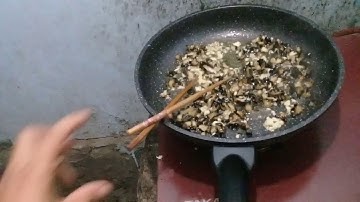 Món ăn đồng quê ốc bươu vàng xào sả ớt.yellow sanail fried with chilli and chili